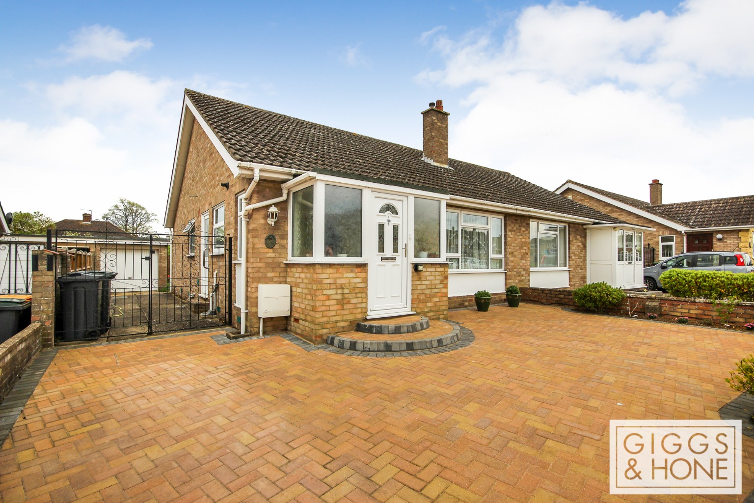 2 bed bungalow for sale in Arundel Drive, Bedford, MK41