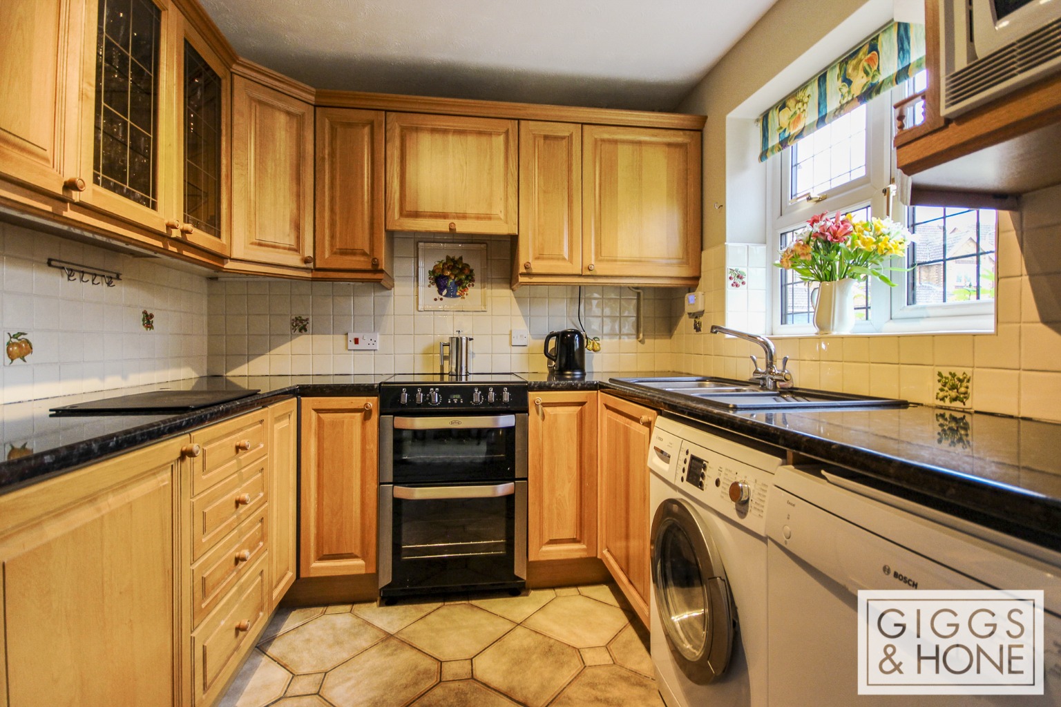 3 bed end of terrace house for sale in Quenby Way, Bedford  - Property Image 2