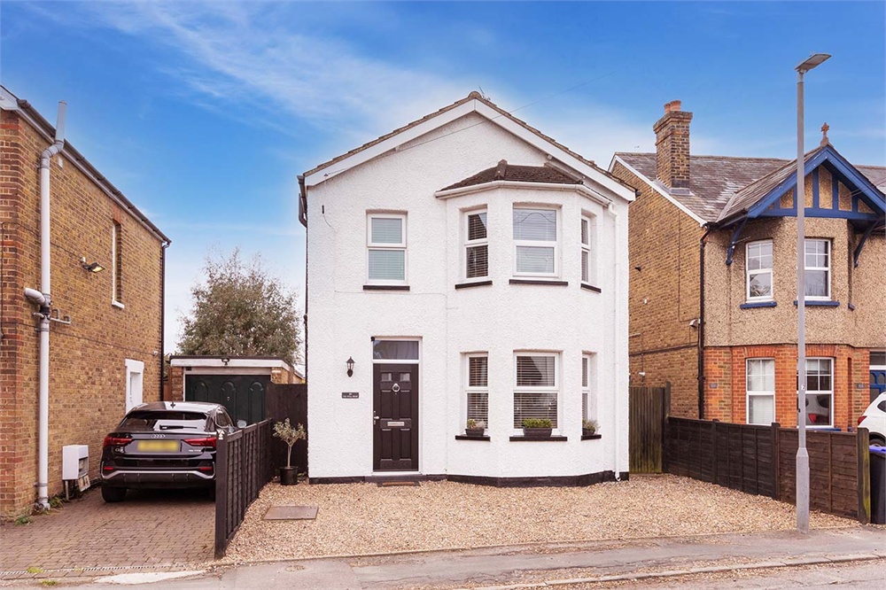 ** VIDEO TOUR AVAILABLE ** Extended four bedroom detached Victorian family home situated within walking distance of Burnham High St, POT TO EXTEND FURTHER (STP), 14ft sitting room, 13ft family room, 18FT GRANITE FITTED KITCHEN with uf heating, downstairs WC, 4 PIECE BATHROOM, parking for 2 cars, SOUTH-FACING GARDEN