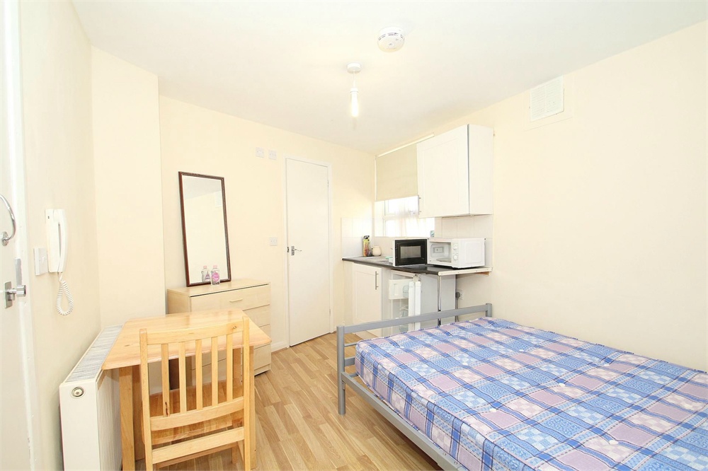 **NO TENANT FEES** Double studio. Located on Station Road in Harrow with ideal transport links. Gas, water and electric INCLUDED. Furnished and Available Now.<br/>