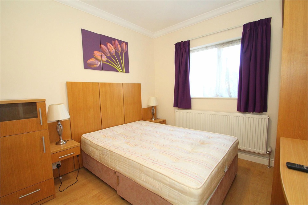 Furnished Double bedroom Unit with En-suite located within walking distance multiple bus routes. Located on Bath Road with plenty of Bus links. £120 extra per month for all bills including the TV licence. Available Now.