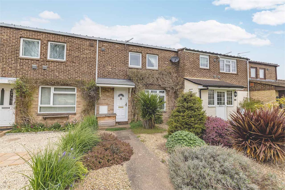 ** VIDEO TOUR AVAILABLE ** SUPERBLY PRESENTED! Modern three bedroom terraced house CENTRALLY LOCATED on quiet cul-de-sac within a 6 minute walk of Datchet Station (Waterloo Line) and St Mary's School, 23FT LOUNGE/DINER, 15ft conservatory, REFITTED KITCHEN, REFITTED BATH, private garden.