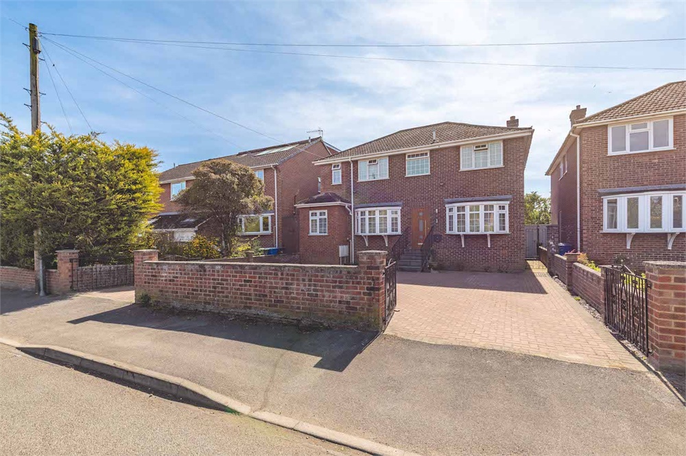 ** VIDEO TOUR AVAILABLE ** Five DOUBLE bedroom detached family home located well for Wraysbury/Staines Stations (Waterloo Line), 33FT QUARTZ FITTED KITCHEN/DINING ROOM, 22ft living room, 18ft family room, 1 bath/2 ensuites, downstairs WC, SOUTH-FACING GARDEN, parking for 5 cars. 