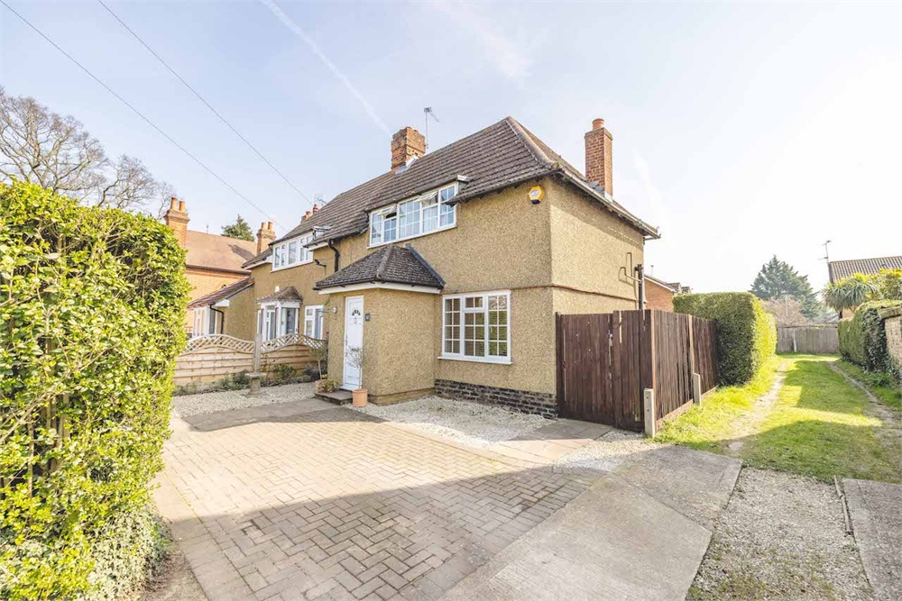 ** VIDEO TOUR AVAILABLE ** Two DOUBLE bedroom semi-detached character home offered to the market as SUPERBLY PRESENTED, POT TO EXTEND (STP), 20ft kitchen/diner, 15ft lounge, WC/utility room, 3 piece bathroom, parking for 2 cars, 80ft garden. 