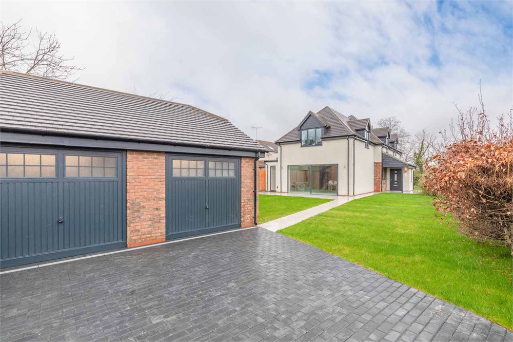 ** VIDEO TOUR AVAILABLE ** Four DOUBLE bedroom detached family home RE-CONSTRUCTED IN 2019 to a HIGH SPEC, 2637 SQFT, 26ft granite fitted kitchen/living area with u/f heating, 3 receptions, 4 BATHROOMS, utility room, 24ft double garage, parking for 4 cars, 135ft garden, NO CHAIN. 