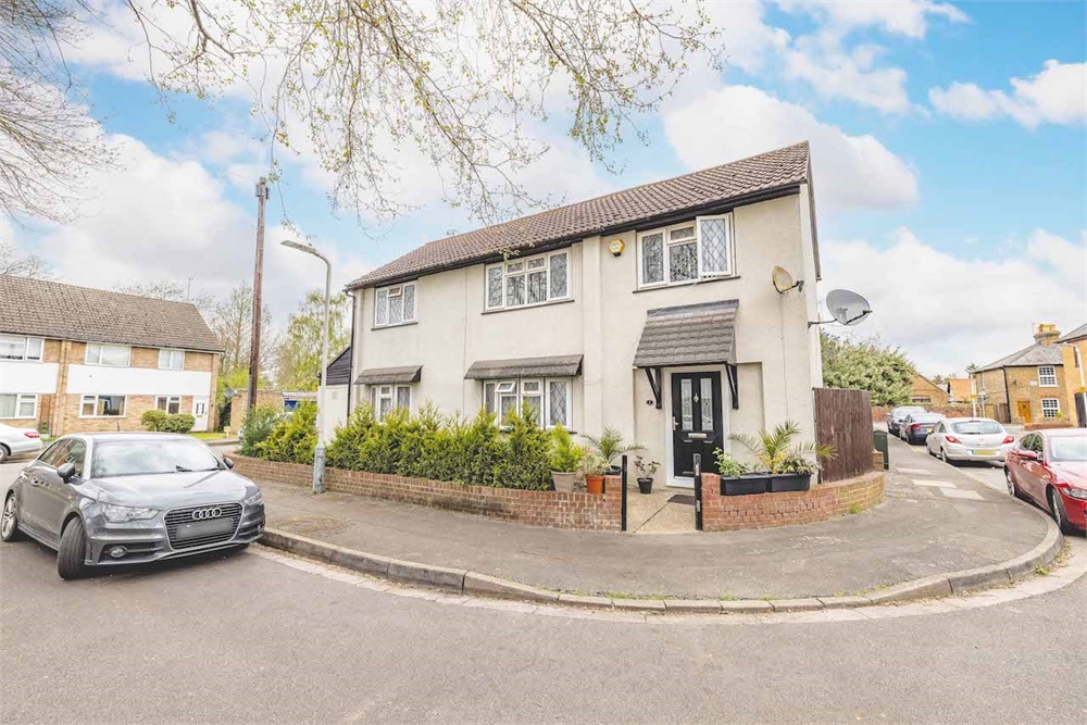 <p>*VIDEO TOUR*<br><br>Oakwood Estates are delighted to bring to the market this four-bedroom detached property which is located in a quiet Cul-de-sac and is only a short walk from West Drayton Train Station (Crossrail). This is an ideal purchase for families and investors due to its generous size and convenient location.<br>The property is an ideal size for families being 1981sqft in size. With four double bedrooms and three reception rooms.</p>