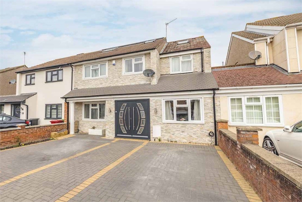 **VIDEO TOUR AVAILABLE** IMPRESSIVE fully extended 7 bedroom semi-detached house with self-contained annexe. 4 bathrooms, loft conversion, 22ft modern kitchen and 3 reception rooms. 