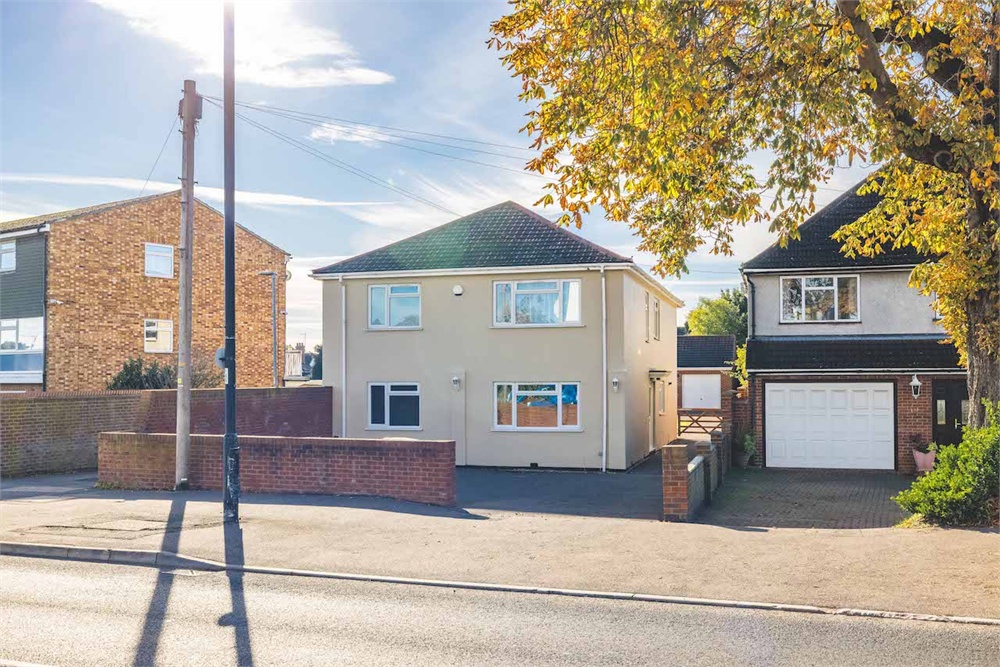 **VIDEO TOUR AVAILABLE** IMPRESSIVE and spacious detached family home. 5 DOUBLE BEDROOMS, 4 bathrooms, parking for up to 10 CARS, large kitchen and 20ft living room, NO CHAIN.