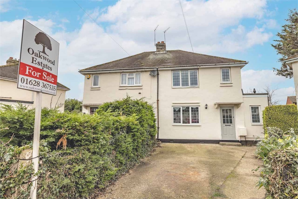 ** VIDEO TOUR AVAILABLE ** RECENTLY RENOVATED! Extended three DOUBLE bedroom semi-detached family house situated on quiet CUL-DE-SAC off Lent Rise Road and within 1 mile of Burnham and Taplow Stations (Crossrail), 22ft lounge/diner, kitchen with Range Cooker, 2 BATHROOMS, parking for 2 cars, NO CHAIN.