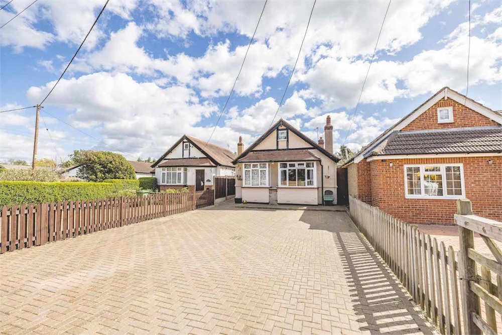 **VIDEO TOUR AVAILABLE** 2/3 bedroom detached bungalow, XFT living room, conservatory, 100ft+ south-facing rear garden, modern kitchen, driveway parking.