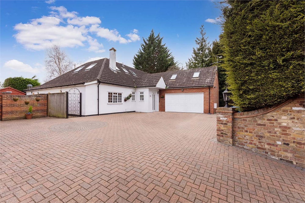 ** VIDEO TOUR AVAILABLE ** Substantial four bedroom detached family house offering spacious and flexible living accommodation stretching to 2950 SQFT, 3 receptions, 20FT GRANITE KITCHEN, utility room, 3 BATHROOMS, 18FT DOUBLE GARAGE, ample parking, solar panels, SOUTH-FACING LANDSCAPED GARDEN.