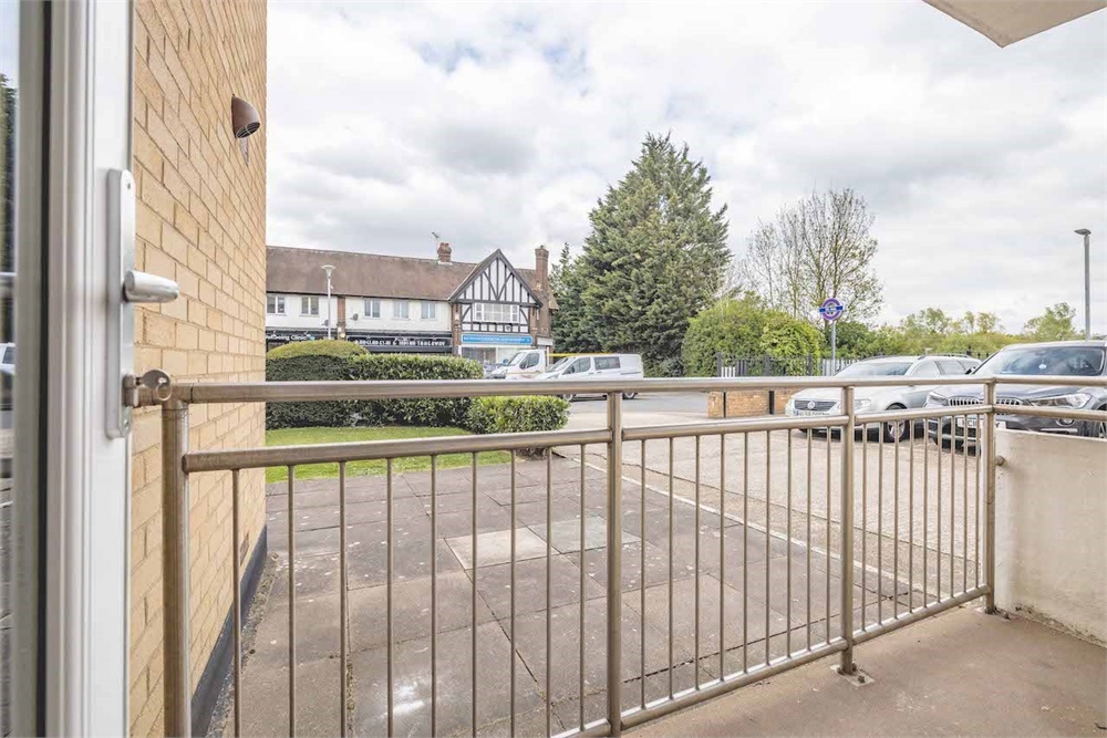 3 bed flat for sale in Bathurst Walk, Richings Park  - Property Image 7