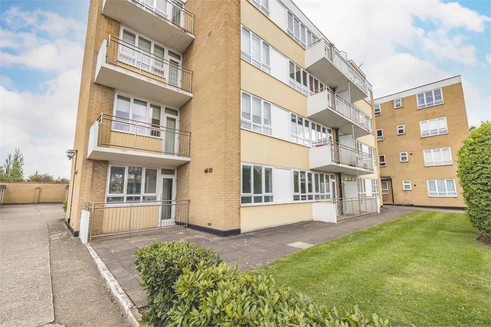 3 bed flat for sale in Bathurst Walk, Richings Park - Property Image 1