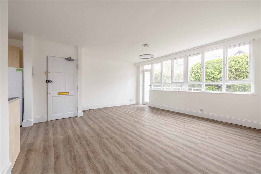 3 bed flat for sale in Bathurst Walk, Richings Park  - Property Image 2