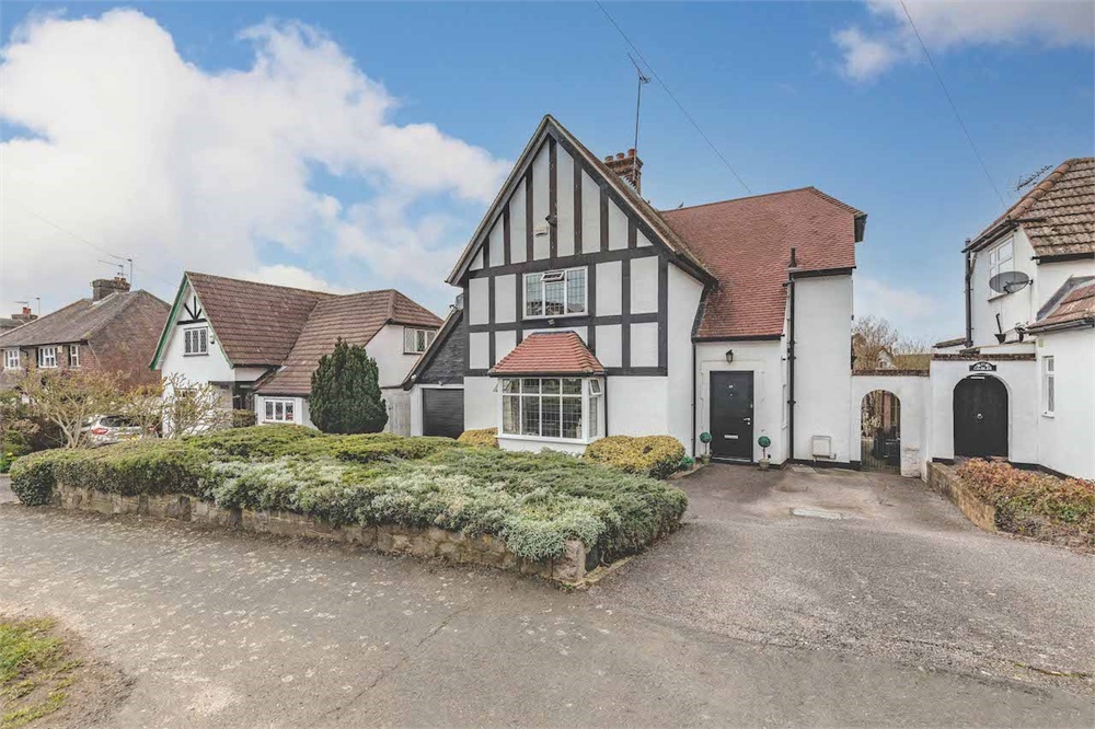 OAKWOOD ESTATES are pleased to present this stunning detached house with FOUR bedrooms, built in the 1920s situated in the sought-after road of Syke Ings in Richings Park. The property is just a short walk to Iver station and is within a short drive of local motorways (M40/M4/M25). The property has a stunning West facing garden and carriage driveway for 4 cars. 