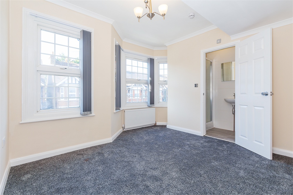 Unit 5 - Refurbished Double Room with EN-SUITE Bathroom located on the first floor of a shared house in Central Slough. Available NOW. Unfurnished. 