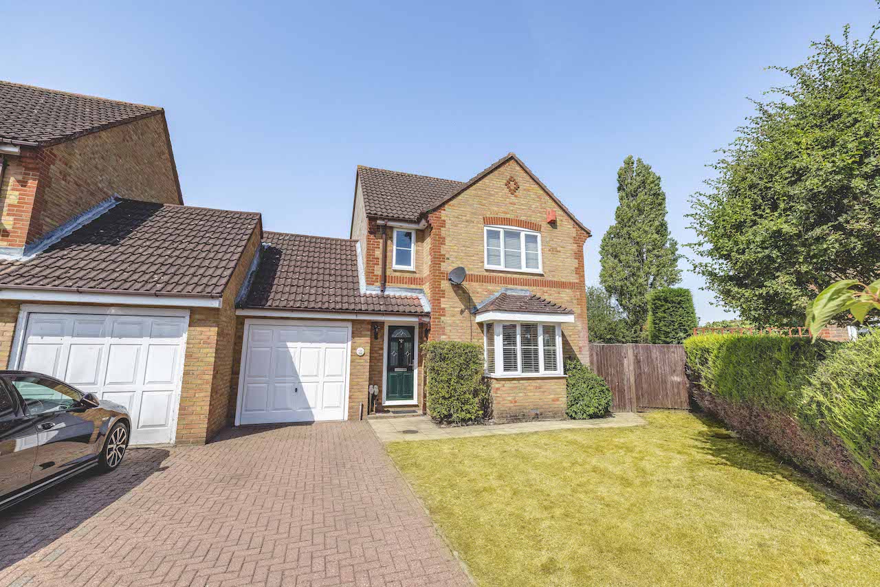 <p>OPEN DAY BY APPOINTMENT - SATURDAY 30TH JULY 11 AM - 1 PM</p><p>>>> VIDEO TOUR <<<</p><p>Oakwood Estates are delighted to present this NO CHAIN three double bedroom link detached family home, the property has a 0.12-acre plot with huge potential to the side to create a double-storey side extension (STPP). This stunning property has been beautifully updated by the current owners. Situated in a sought-after location and on an extremely quiet cul-de-sac and just a short drive to the local schools, shops, motorways, and Iver Station (Crossrail) located approximately 1.5miles away. With driveway parking for 2/3 cars.</p>