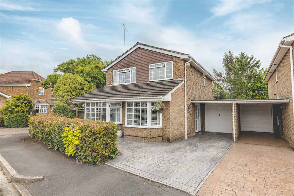 ** VIDEO TOUR AVAILABLE ** RECENTLY RENOVATED! Extended four bedroom detached family house situated within sought after CUL-DE-SAC location and with further opportunity to extend (STP), 3 RECEPTIONS, 18FT REFIITED KITCHEN, 2 bathrooms, utility room, delightful rear garden, 14ft garage.