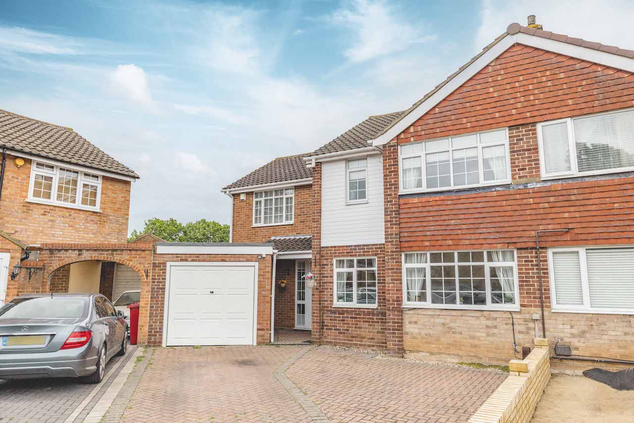 <p>**VIDEO TOUR AVAILABLE** Largely extended 4/5 bedroom semi-detached house. Cul-de-sac location, 3 reception rooms plus 15ft modern conservatory, downstairs shower room, exceptional rear garden, driveway for 3 cars + single garage.</p>