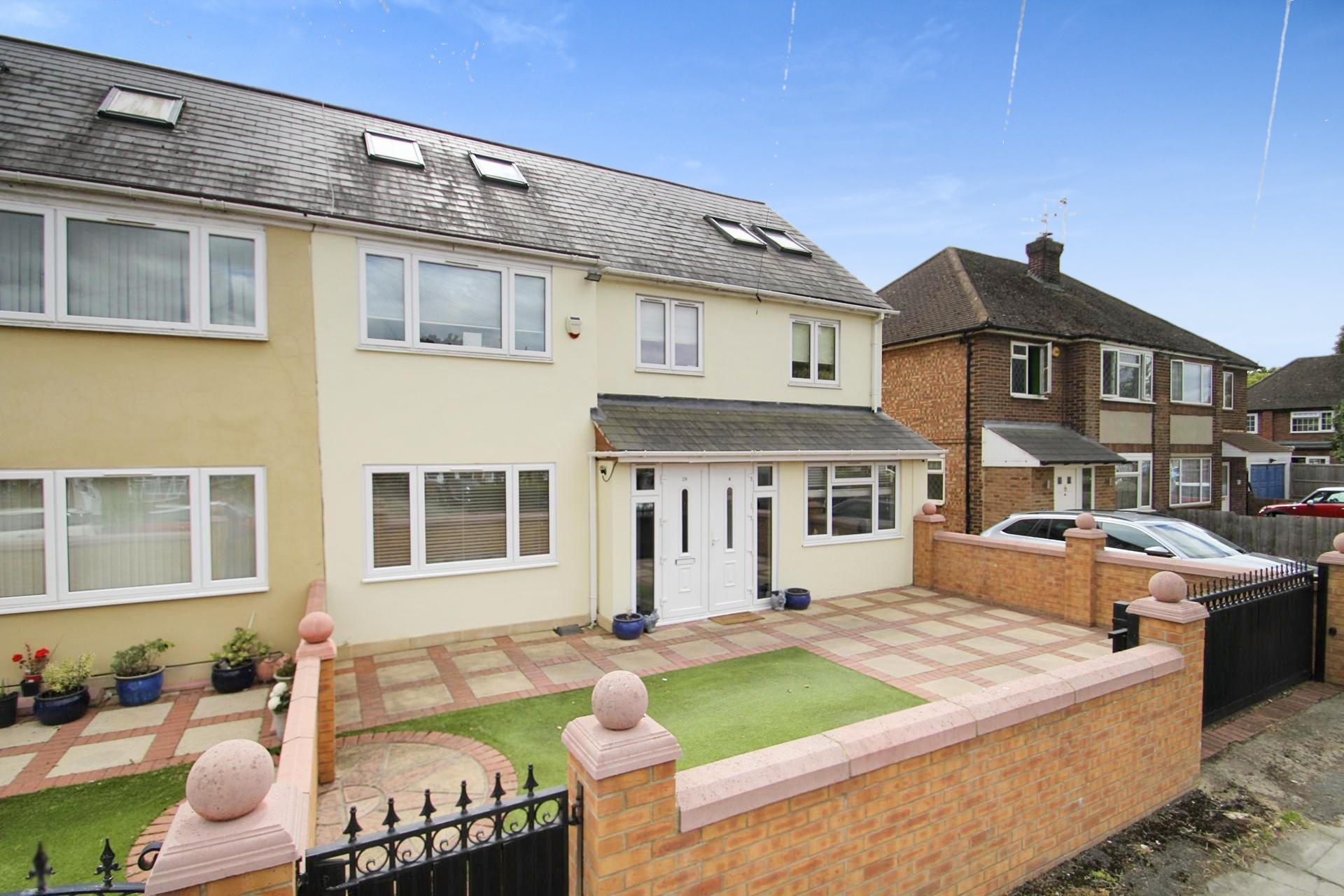 <p>Outstanding SIX BEDROOM, FOUR BATHROOM Semi Detached House with a gated driveway and two reception rooms. Part furnished. Available from early August.</p>