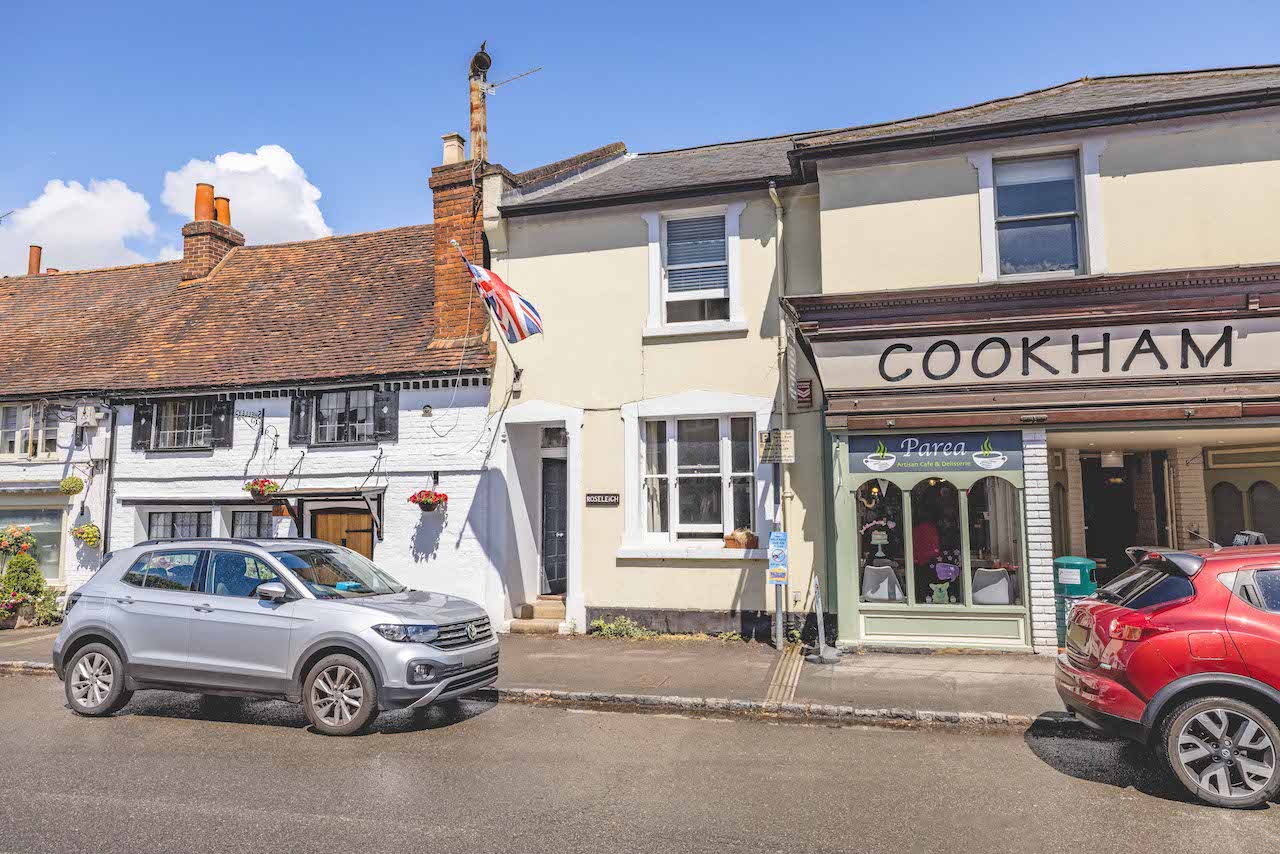 <p>**VIDEO TOUR AVAILABLE** A charming TWO DOUBLE bedroom mid-terraced character house with access to a private rear garden and benefitting from residents parking. The property is ideally located in the heart of picturesque Cookham village and comes to the market with NO CHAIN</p>