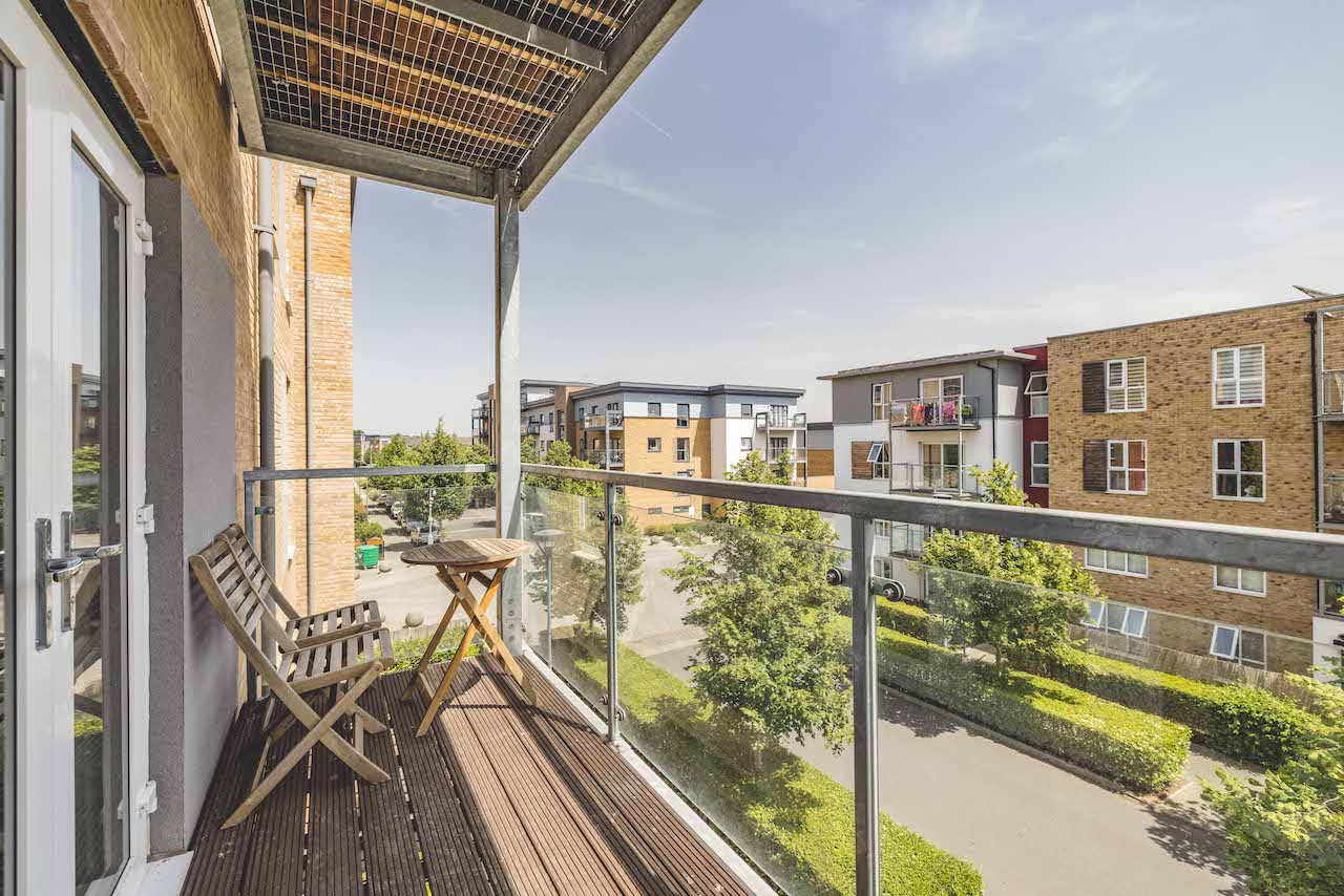 <p>>>> VIDEO TOUR <<<</p><p>Oakwood Estates are delighted to present to the market this sizeable two-bedroom 2nd-floor apartment, situated just over 1/2 a mile from West Drayton Trainstation which now services Cross Rail. With local access to local schools, amenities, and additional travel links. The property is 882 square feet in size and benefits from a large balcony. The property also benefits from still being in its 10-year builder's warranty as it was only constructed in 2017. </p>