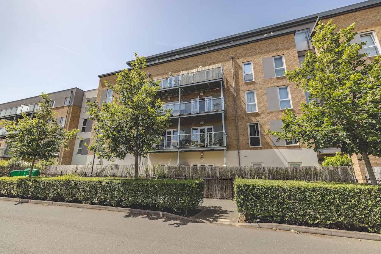 <p>2 Bedroom 2 Bathroom 2nd-floor apartment located in the much sought-after Drayton Garden Village development. The apartment has one allocated parking bay and a good size balcony. The property has been well maintained comes Flexible furnished and is available from the 3rd of September.</p>