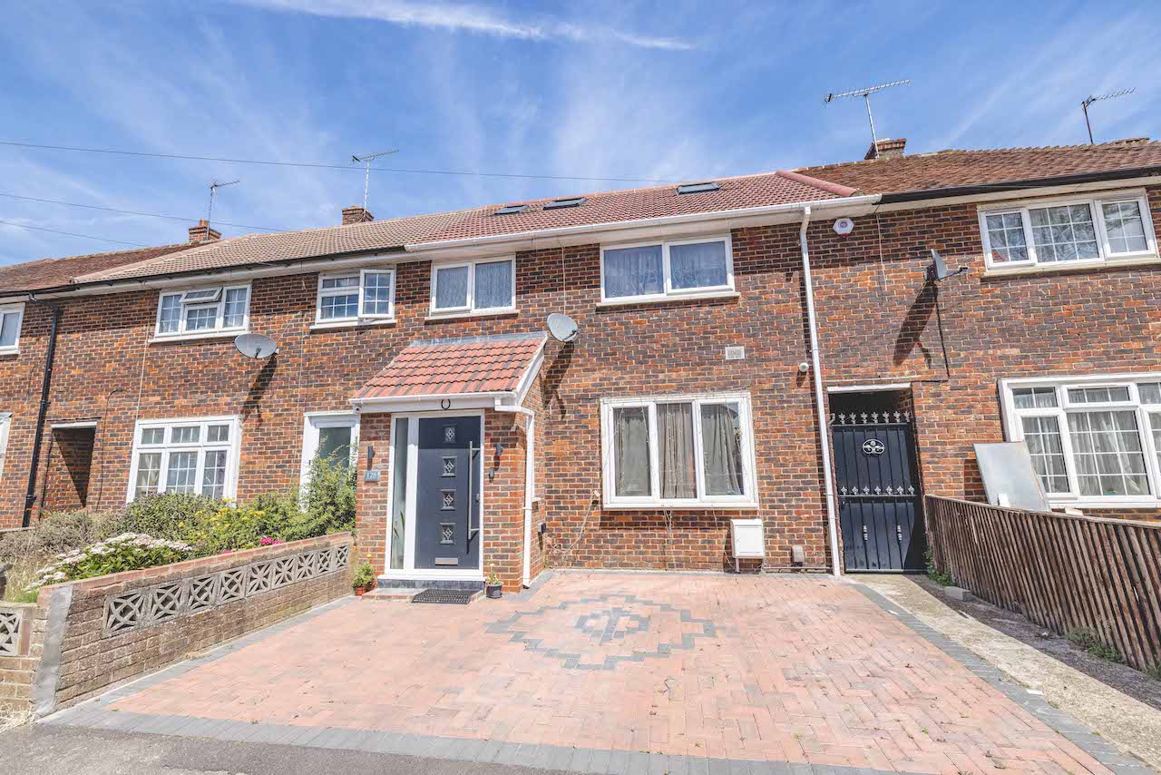<p>**VIDEO TOUR AVAILABLE** EXCEPTIONAL 5 bedroom terraced house with rear and loft extensions. HIGH SPEC throughout, 22ft living room, 18ft modern kitchen, self-contained annexe, loft extension with en-suite and kitchenette, 4 bathrooms and DRIVEWAY PARKING.</p>