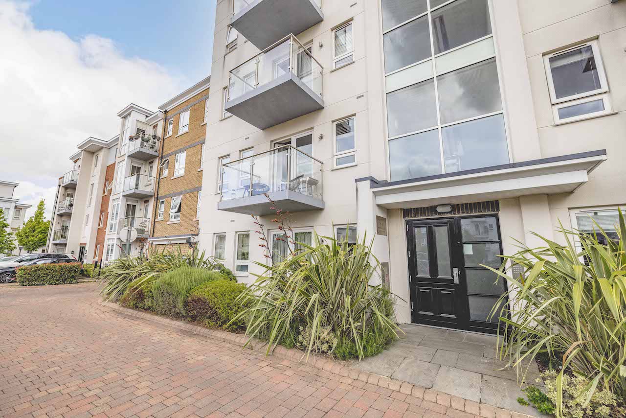 <p>**VIDEO TOUR AVAILABLE** A superbly presented one bedroom apartment located in the ever popular Boulters Meadow development. The property consists of a 15ft master bedroom with en suite bathroom, a 24ft kitchen/reception room, balcony and allocated parking</p>