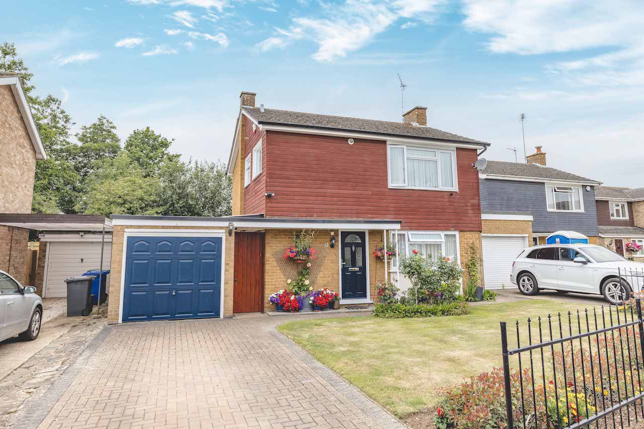 <p>** VIDEO TOUR AVAILABLE ** OUTSTANDING Three bedroom detached house situated on quiet CUL-DE-SAC within Lowbrook School catchment, 20ft living room, separate dining room, 11ft newly fitted kitchen, 3 piece bathroom, downstairs wc, 21FT GARAGE, driveway parking, south facing garden.</p>