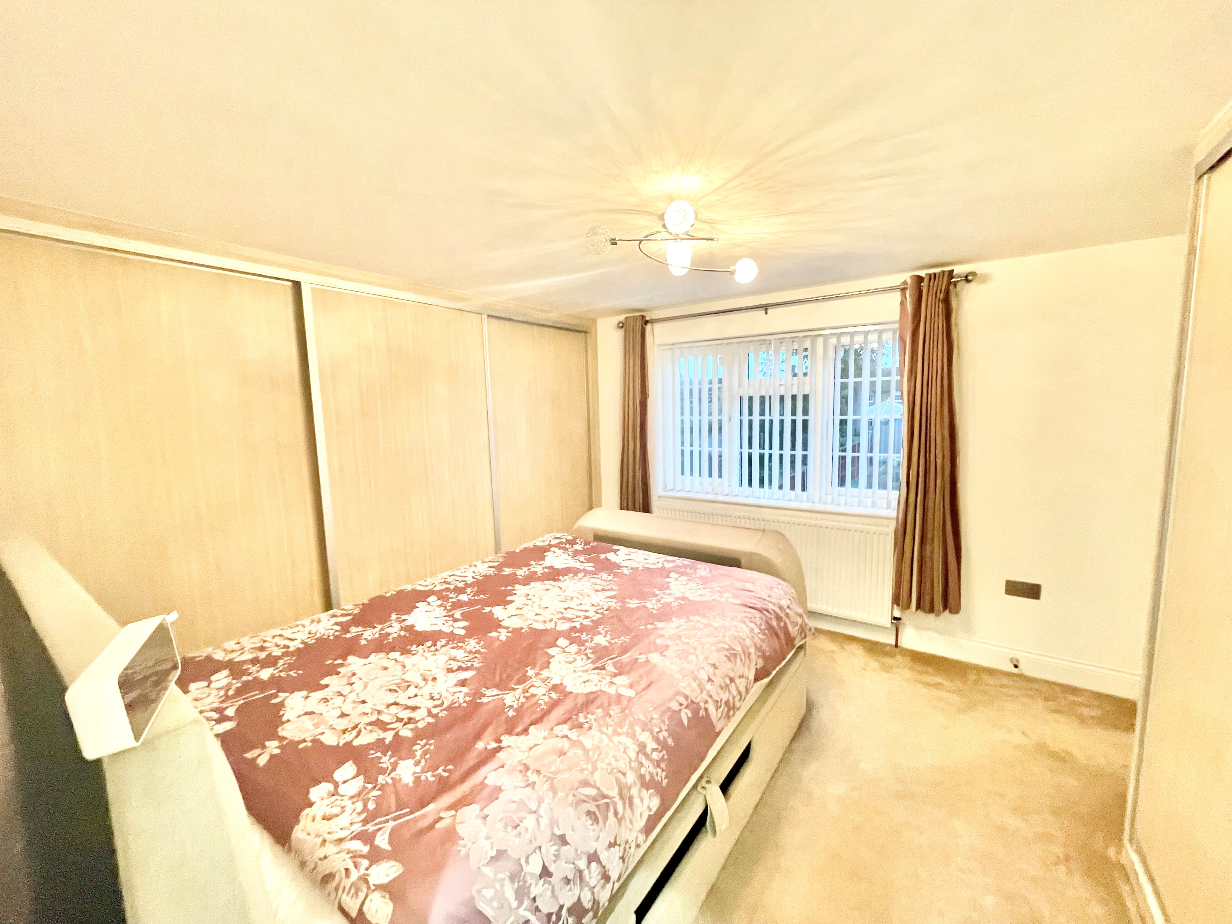 <p>A beautifully presented DOUBLE bedroom with en-suite in professional shared house. Available from 11th July & furnished. Would suit single night shift worker. </p>