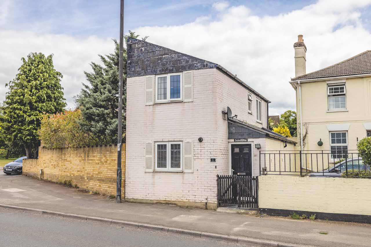 <p>**VIDEO TOUR AVAILABLE** UNIQUE two bedroom detached cottage ideally located within walking distance of Maidenhead Cross Rail Station and the town centre. Featuring a 10ft kitchen, 14ft reception room, upstairs bathroom and courtyard garden. The property comes to the market with no onward chain complications</p>