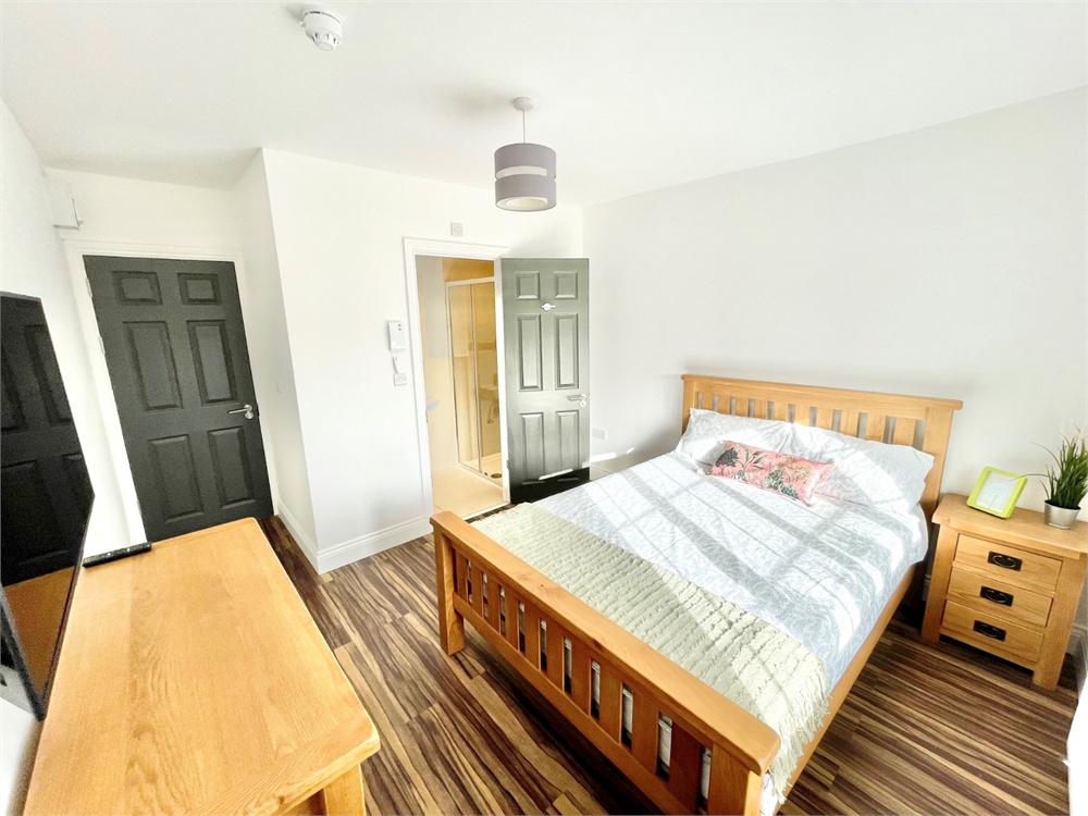A first floor DOUBLE BEDROOM situated a stone throw from Burnham High Street and local amenities. Benefits include en-suite and parking if required (additional charge - £40pcm). 