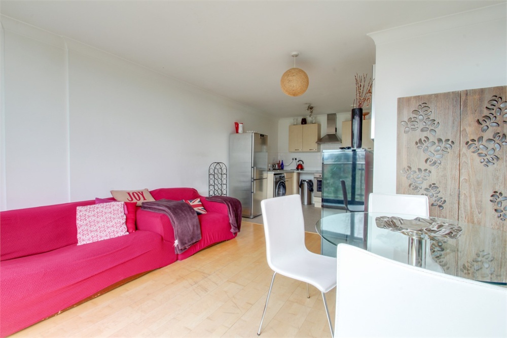<p>A two DOUBLE Bedroom fourth floor apartment situated in prime location for the commuting couple. Accommodation comprises open plan lounge/ kitchen with balcony giving of Windsor Castle, en-suite to master bedroom and family bathroom. Available 01st September 2022, fully furnished.</p>