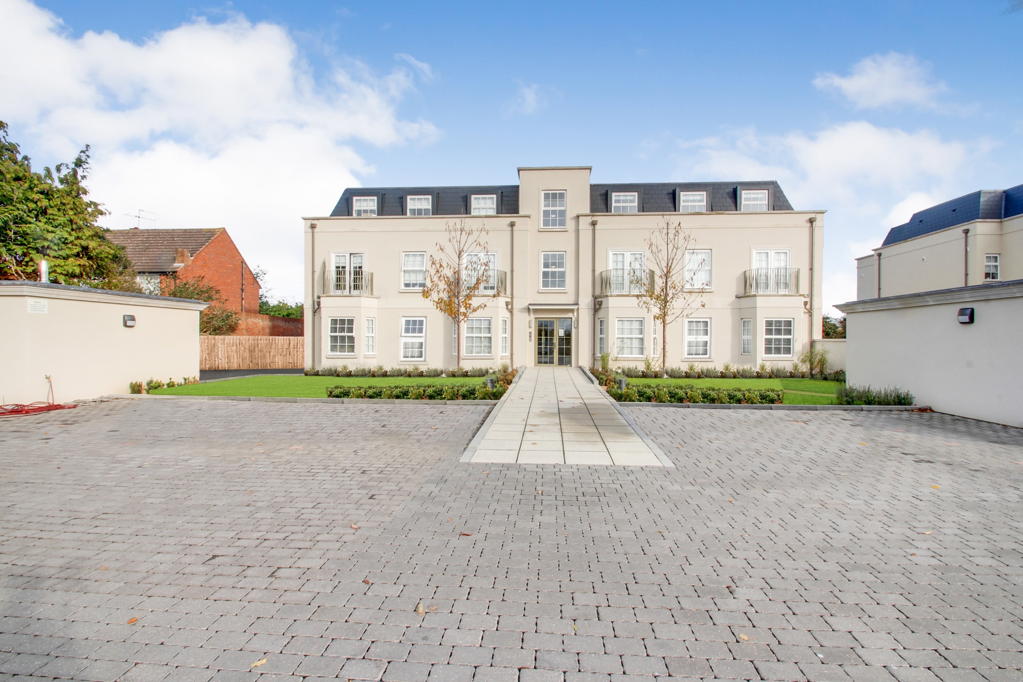 <p>A two bedroom GROUND FLOOR apartment in popular sought after location close to Datchet Village. The apartment comprises open plan lounge/ kitchen, en-suite and main bathroom. Benefits include storage and parking. Available end of September. Unfurnished. Gas is an additional £50pcm. <br><br></p>