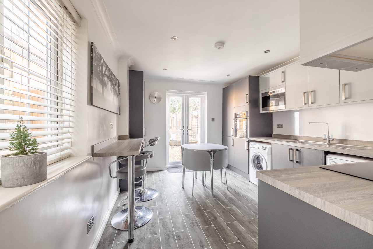 <p>EXTENDED Three bedroom end of terrace house situated quiet CUL-DE-SAC within easy reach of Taplow Station (Crossrail) / Lent Rise School catchment, REFITTED KITCHEN WITH U/F HEATING, 24ft master bedroom suite, 100ft garden, parking for 2 cars, countryside views.</p>