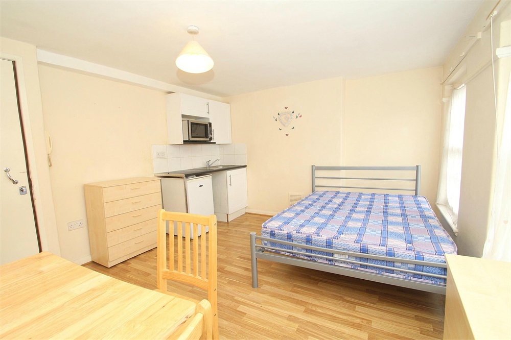 <p>GAS AND ELECTRIC & WATER INCLUDED IN RENT<br><br>RECENTLY RENOVATED Fully Furnished Double studio located just a short 5-minute walk to West Drayton Station. An ideal location for anyone in need of commuting into Central London as well as a 12 Minute commute on public transport to Stockley Park. AVAILABLE NOW.</p>