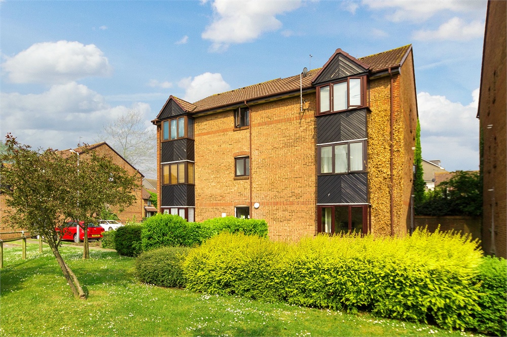 2 bed flat for sale in Hawthorne Crescent, West Drayton  - Property Image 1
