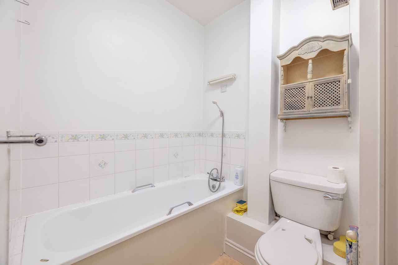 1 bed flat for sale in High Street, Eton  - Property Image 8
