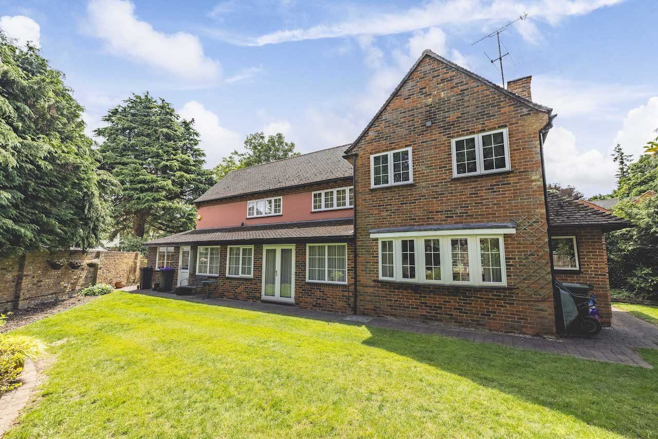 3 bed detached house for sale in Meadway Park, Gerrards Cross  - Property Image 10