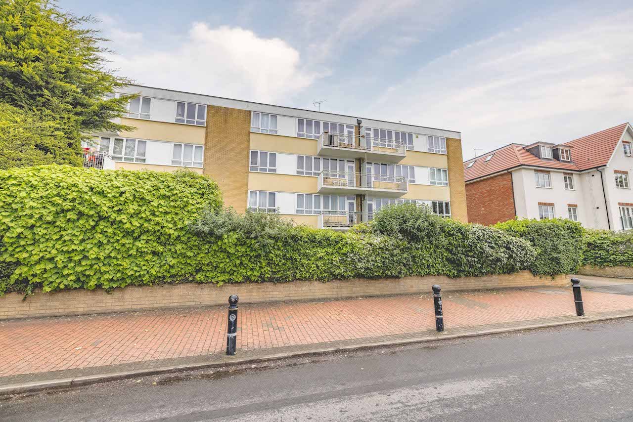2 bed flat for sale in Bathurst Walk, Richings Park  - Property Image 1
