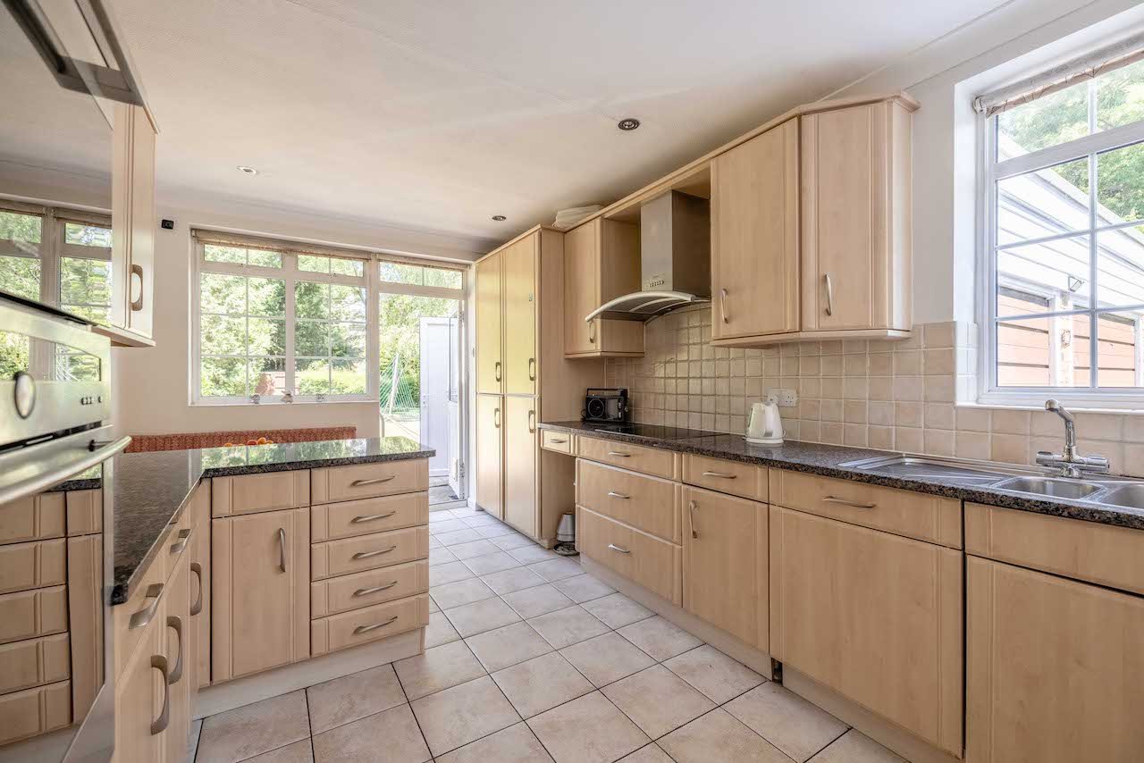 4 bed detached house for sale in Manor Lane, Gerrards Cross  - Property Image 9