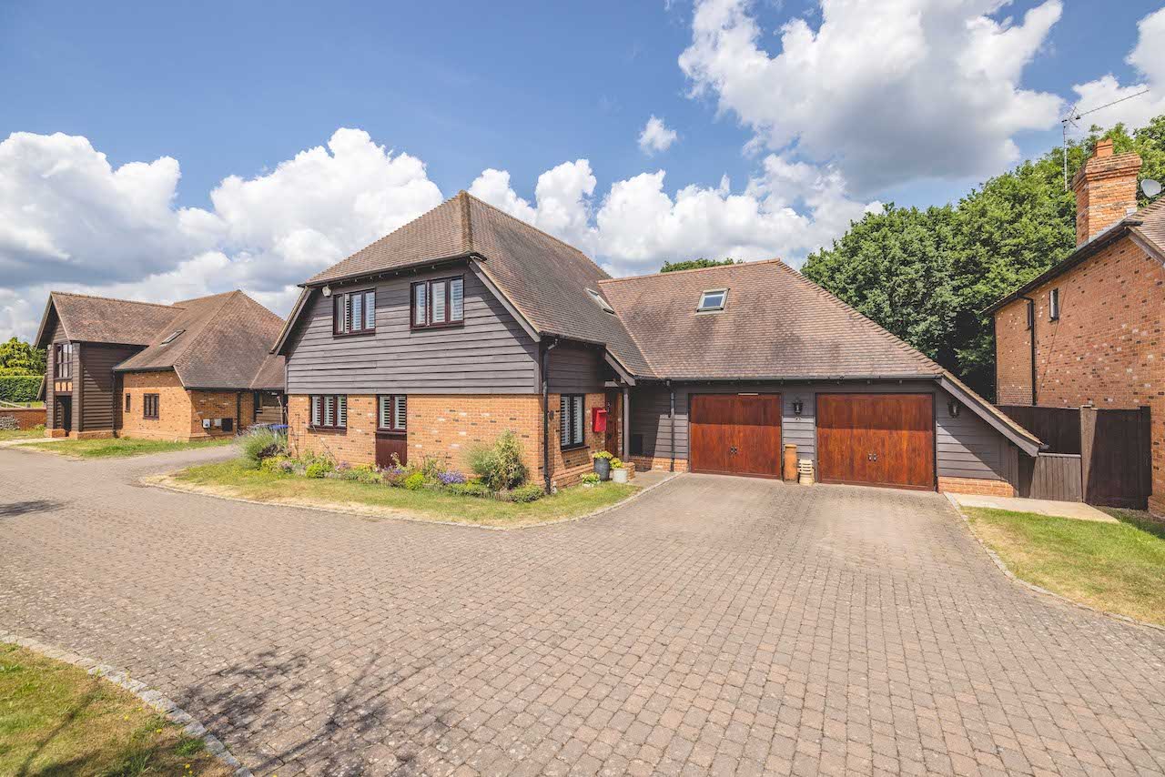 4 bed detached house for sale in Buckland Gate, Wexham - Property Image 1