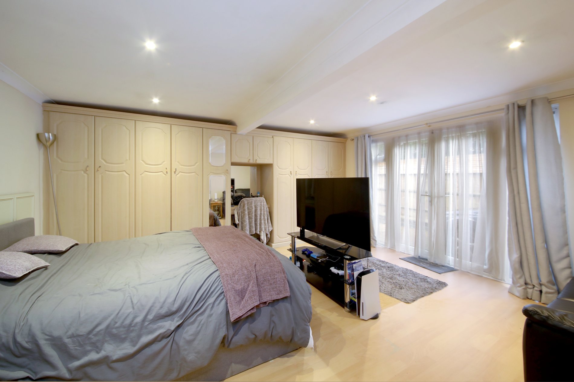 4 bed detached house for sale in Freemans Close, Stoke Poges  - Property Image 3