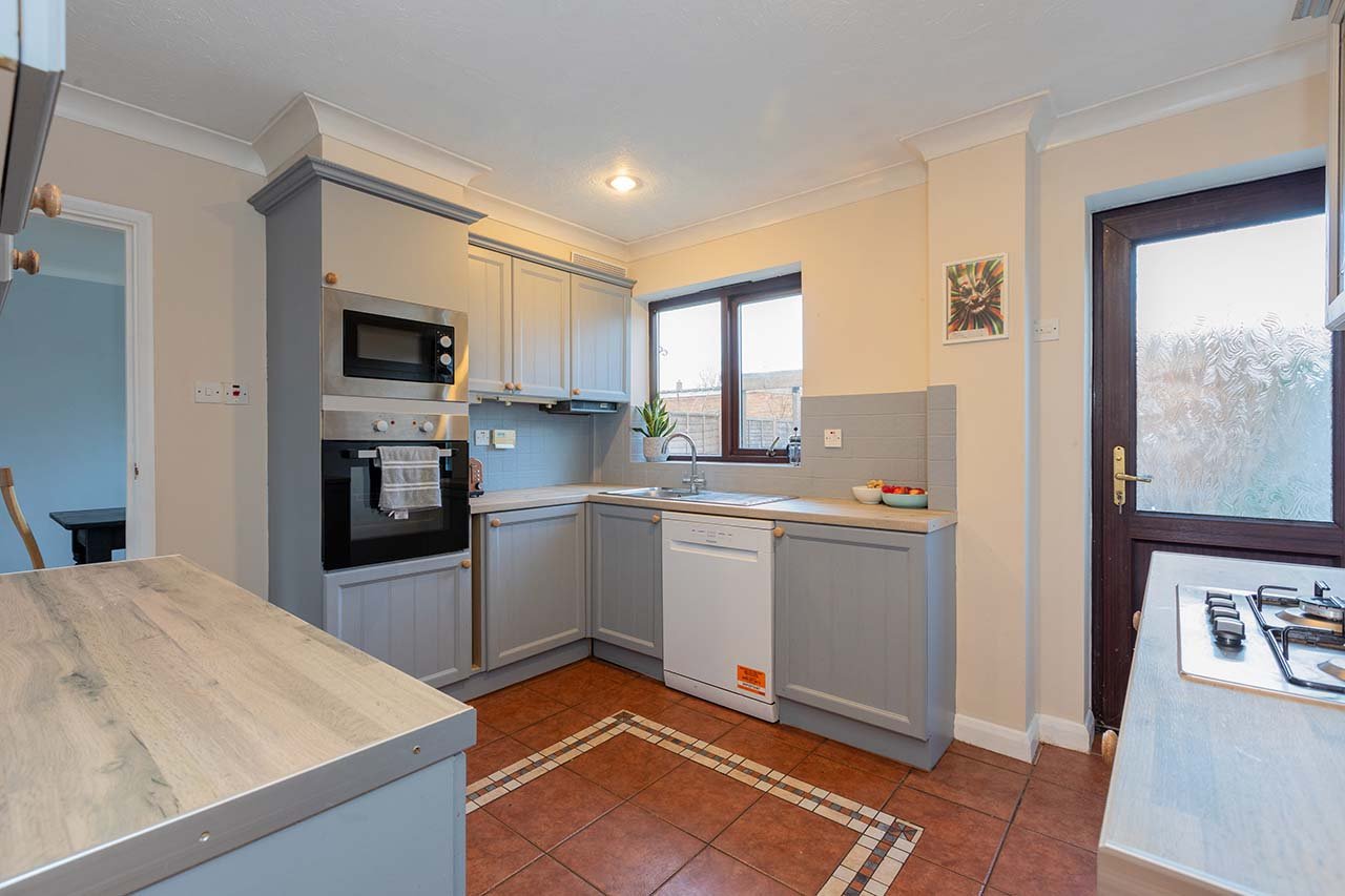 3 bed terraced house for sale in Clonmel Way, Burnham  - Property Image 5