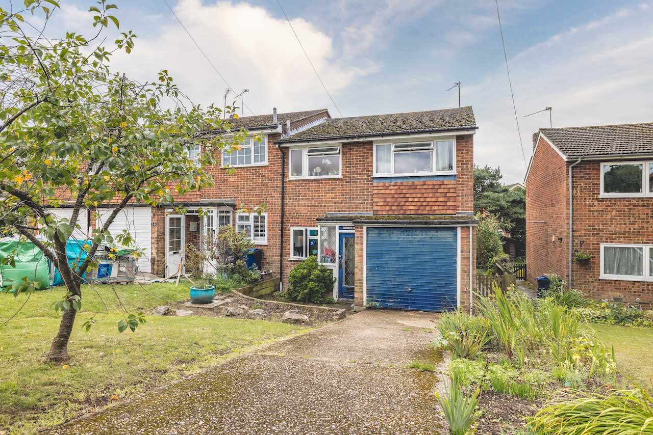 3 bed end of terrace house for sale in Hill Farm Road, Chalfont St Peter - Property Image 1