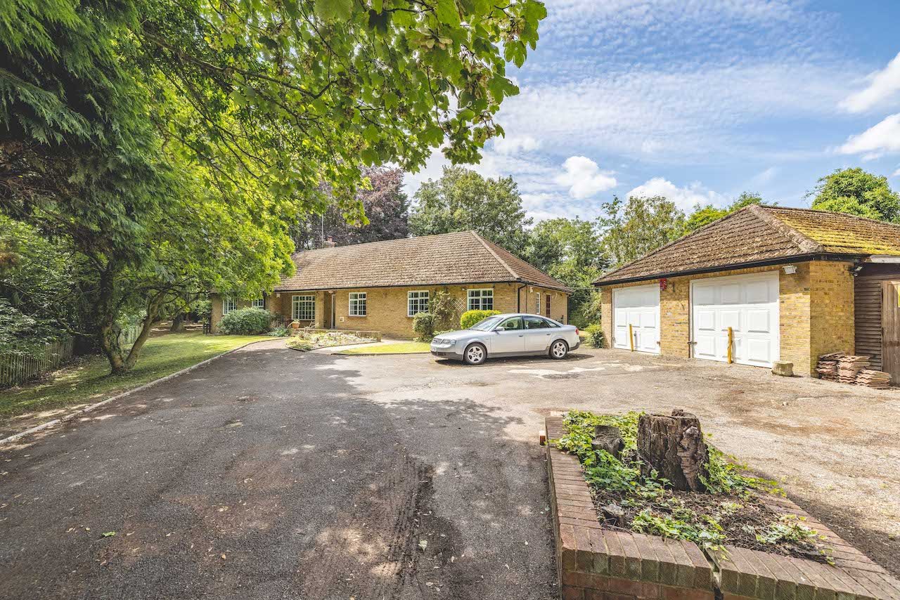 4 bed bungalow for sale in Bells Lane, Horton - Property Image 1