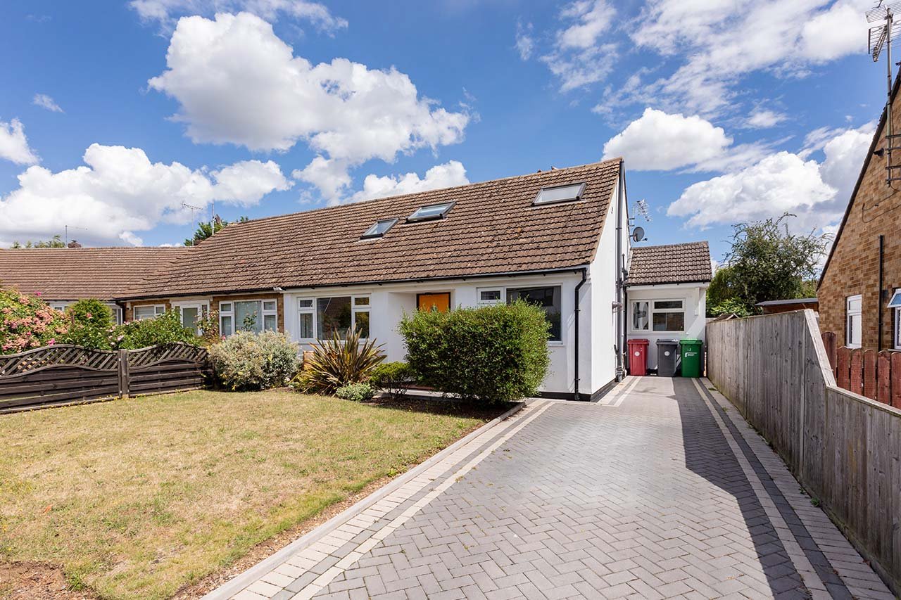 4 bed semi-detached bungalow for sale in Clare Road, Taplow - Property Image 1