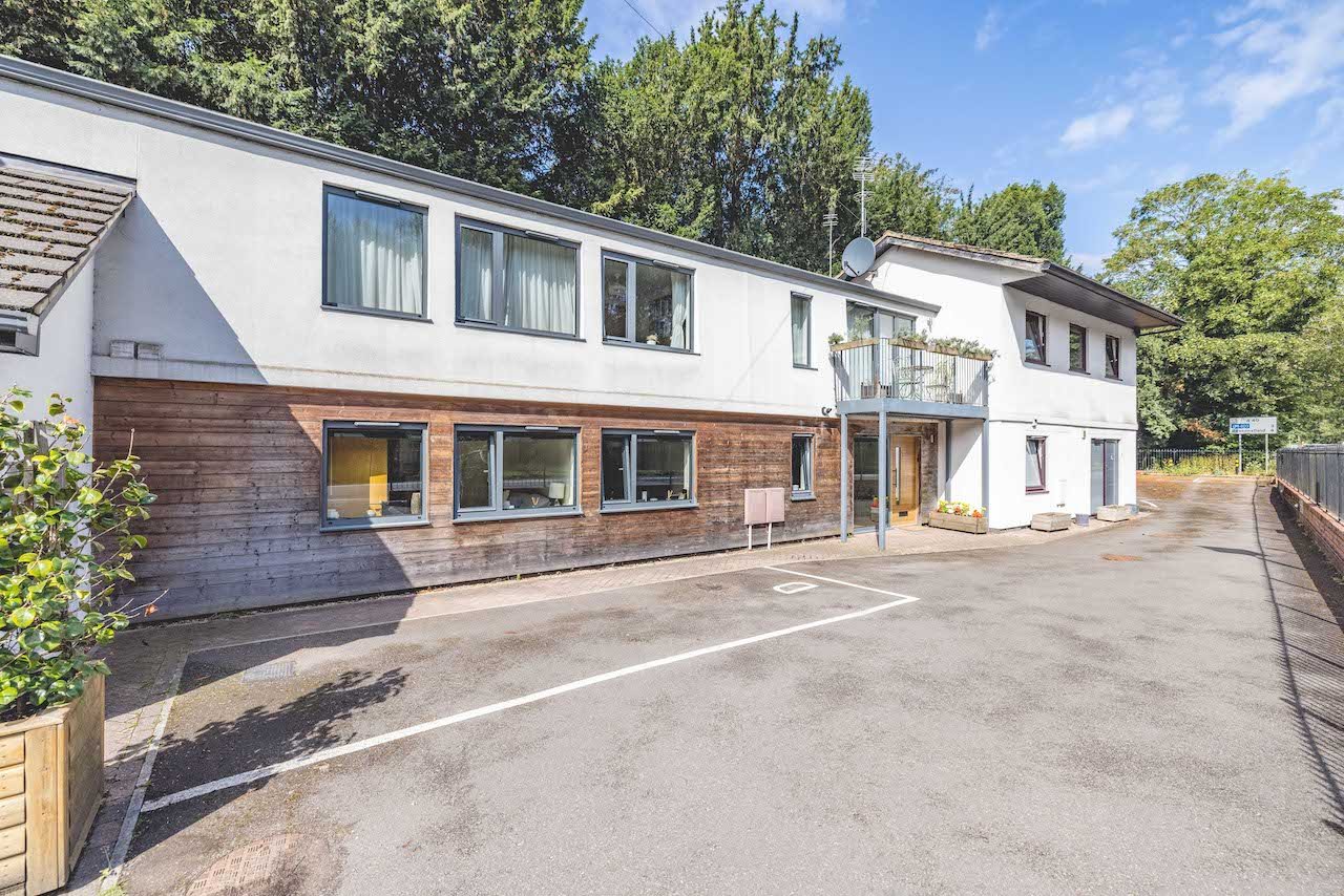 2 bed flat for sale in Oxford Road, Gerrards Cross - Property Image 1