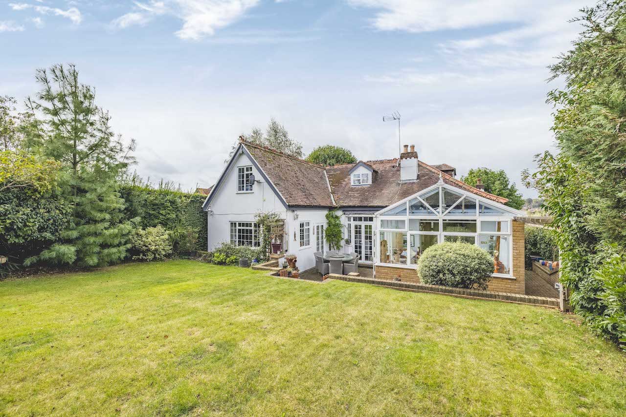 4 bed detached house for sale in Hillfield Road, Chalfont St Peter  - Property Image 9
